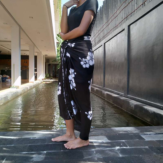 Sarong with hibiscus print in black and white color for the beach and pool