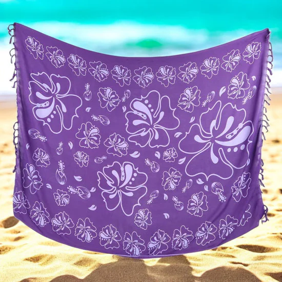 Lila sarong med ljust hibiskusmönster och fransar