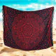 Svart mandala-sarong med rött mönster – elegant strandaccessoar