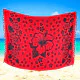 Röd sarong med svart hibiskusblommor – tropisk strandaccessoar