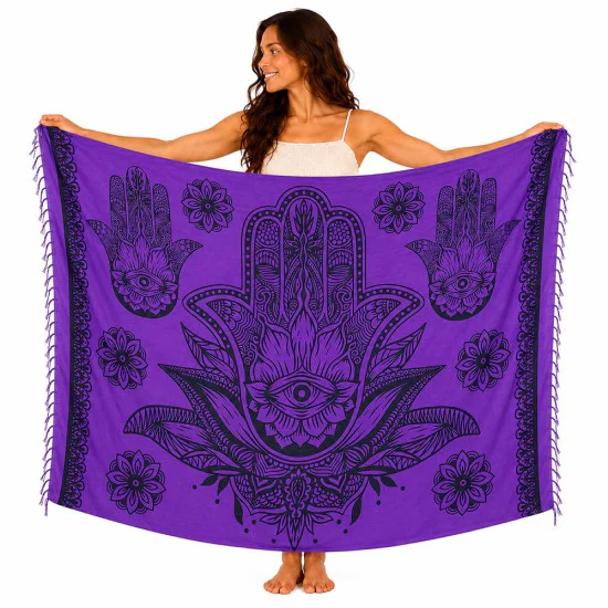 Lila sarong med stora svarta Hamsa-symboler och blommiga mandalamönster
