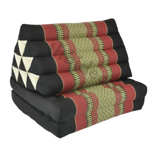 Rödsvart golvkudde i triangelform – djup ton med stilren form