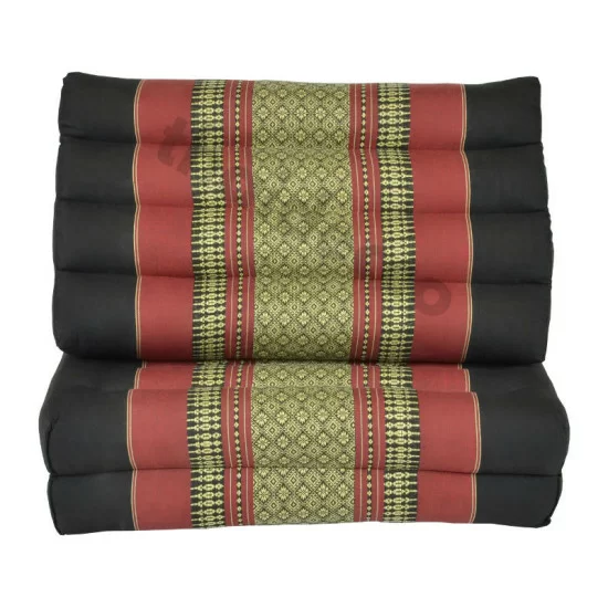 Rödsvart golvkudde i triangelform – djup ton med stilren form