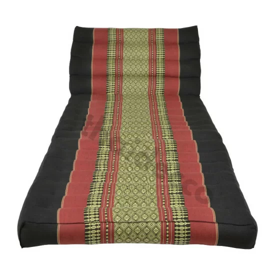 Rödsvart golvkudde i triangelform – djup ton med stilren form