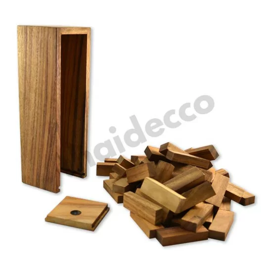 Jenga träspel med träklossar som man bygger ett torn av