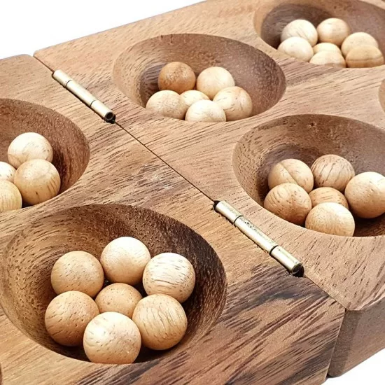 Kalaha träspel som är ett handgjort sällskapsspel inklusive 75 st. spelkulor